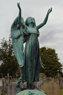 Kingston_Cemetery,_Angel_on_Dorothy_Frances_Victoria_Burton_Memorial_(2)